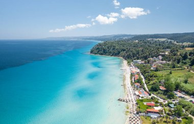 Yaz dönemi. Yunanistan 'ın Halkidiki yarımadasındaki plajın havadan çekilmiş fotoğrafı