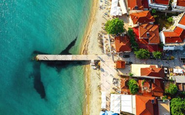 Günbatımında deniz manzaralı ve geleneksel mideterjan köylü.