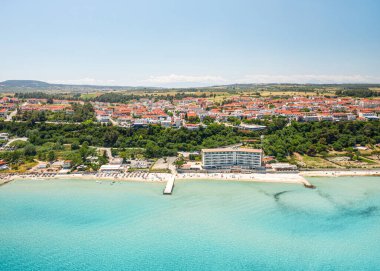 Halkidikia 'nın en popüler köyü Kallithea' nın rıhtım manzarası. Halkidiki 'nin ilk yarımadasında yer almaktadır..
