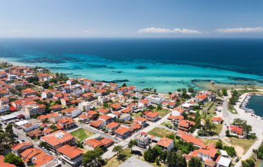 Yazın güneşli bir günde Nea Potidea köyünde hava manzarası. Halkidiki Yarımadası, Yunanistan