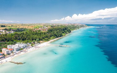 Halkidikia 'nın en popüler köyü Kallithea' nın rıhtım manzarası. Halkidiki 'nin ilk yarımadasında yer almaktadır..