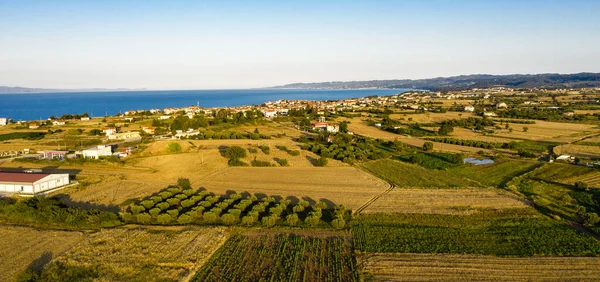 Luftaufnahme Eines Kleinen Mediterranen Dorfes Mit Landwirtschaftlichen Feldern — Stockfoto
