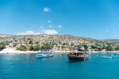 Yunanistan 'da geleneksel tekneleri olan güzel bir körfez. Turistik tekne turu