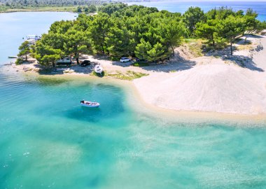 Yunanistan 'ın boş güzel kıyısında insansız hava aracı manzarası, Halkidiki Yarımadası