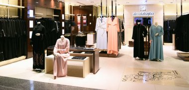 Katar, Doha - 12.30.2019: Hamad Uluslararası Havalimanı Katar 'daki giyim mağazası
