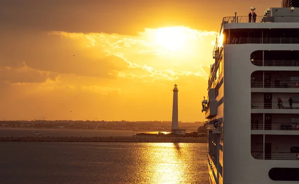 Ver Gran Crucero Barco Línea Puerto Fondo Puesta Del Sol — Foto de Stock