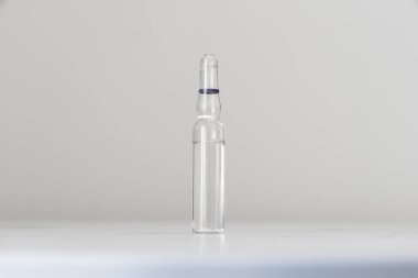 İçinde yoğunlaştırılmış özü olan cam güzellik ampulü. 