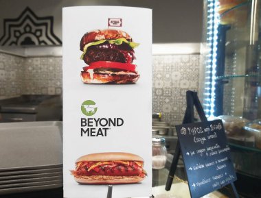 Selanik, Yunanistan - 07.18.2020: Fast food köşesinde Beyond Meat burgerleriyle imza atın.