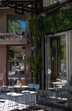 Selanik, Yunanistan - 07.26.2020: Yürüme yolu üzerinde masaları olan boş kafeterya.