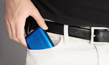 RFID ve NFC kartı olan kredi kartları için cüzdan tutan adam.. 