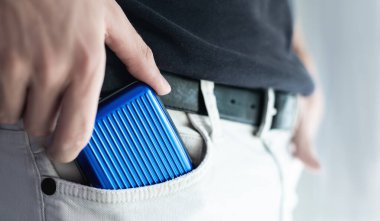 RFID ve NFC kartı olan kredi kartları için cüzdan tutan adam.. 