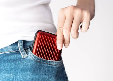 RFID 'li kredi kartları için cüzdan ve irtibatsız kartlar için NFC koruması. 