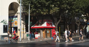 Selanik, Yunanistan - 5 Ağustos 2020: İnsanlar Tsimiski caddesinde yaya geçidinde.