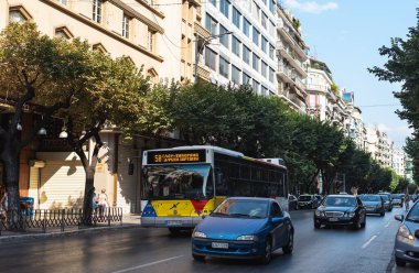 Selanik, Yunanistan - 5 Ağustos 2020: Selanik 'in merkezinde arabalar ve otobüslerle Tsimiski Caddesi.