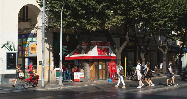 Selanik, Yunanistan - 5 Ağustos 2020: İnsanlar Tsimiski caddesinde yaya geçidinde.