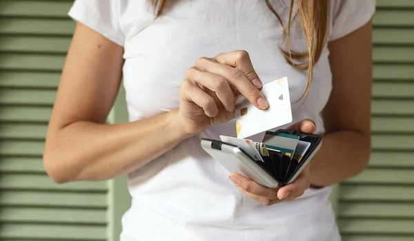 RFID hırsızlıkla mücadele cüzdanına kredi kartı koyan bir kadın..