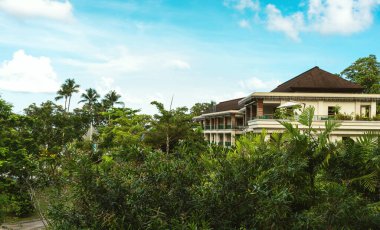 Arka planda yerleşim binası olan güzel bir tropikal manzara. Mükemmel tatil için rüya gibi bir yer.