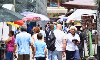 Victoria, Seyşeller - 6 Ocak 2020: İnsanlar gündüz sokakta yürüyor.