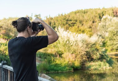 İnsan Fotoğrafçısı sonbahar doğasının fotoğrafını çekiyor.