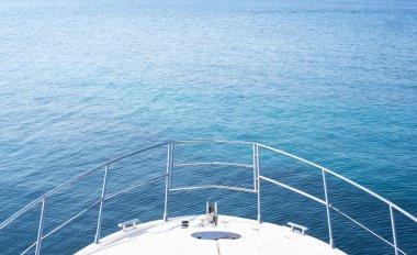 Mavi denize karşı yat yayı.