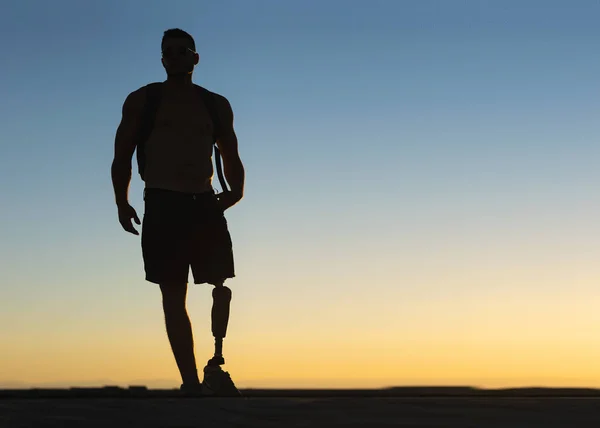 背景に日没の空を持つ義肢装具士のシルエット — ストック写真