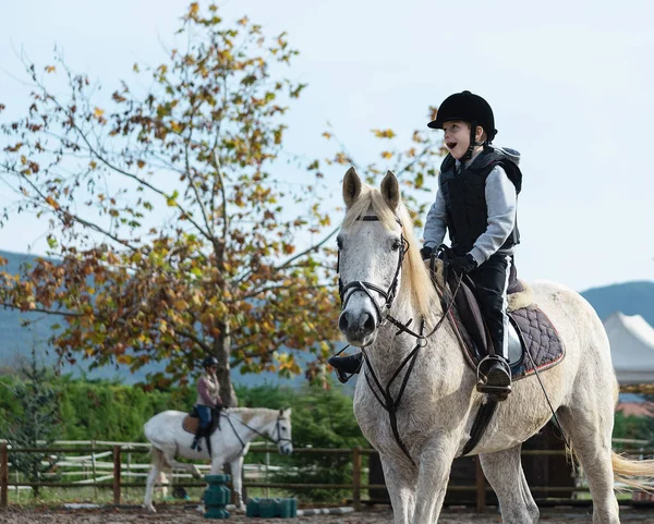 Petit Garçon Casque Apprenant Équitation — Photo