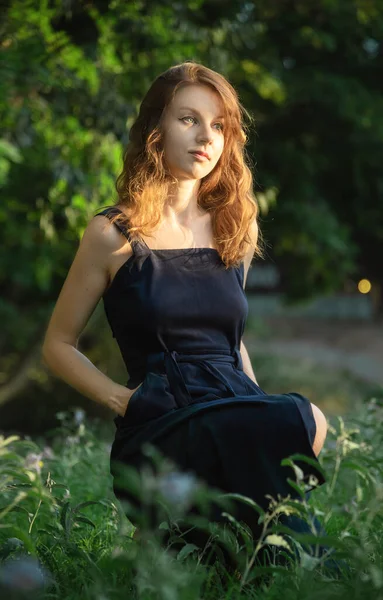 Jovem Vestido Sentado Jardim — Fotografia de Stock