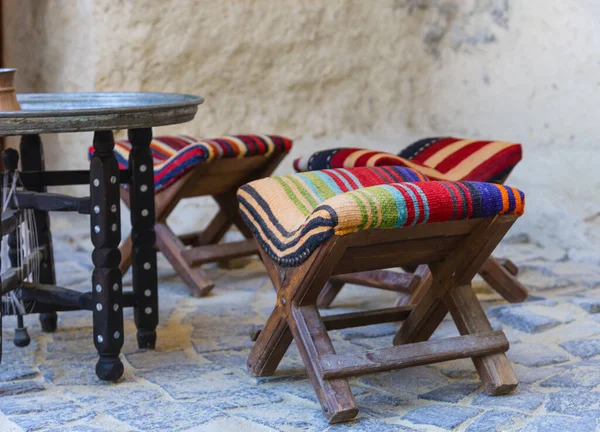 トルコの椅子と背景に石の壁とテーブルの屋外 — ストック写真