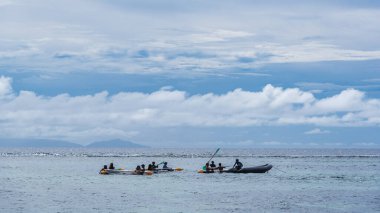 Soğuk nehirde kayak yapan turistler