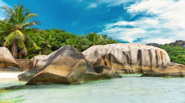 Güzel tropik plaj Anse Source d 'Argent heykel granit kayalar ve palmiye ağaçları. Seyşeller Hint Okyanusu 'ndaki dünyanın en güzel tropikal adalarıdır.. 