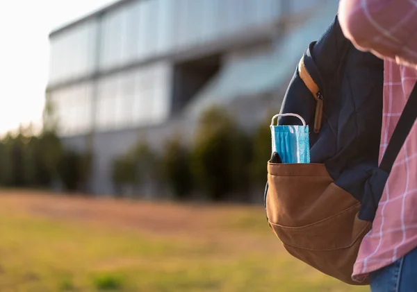 Máscara Facial Bolso Mochila Estudante — Fotografia de Stock