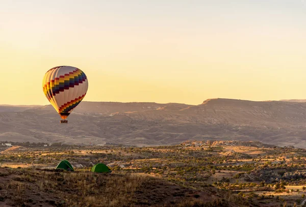 아름다운 계곡에 텐트를 열기구를 배경으로 하늘을 — 스톡 사진