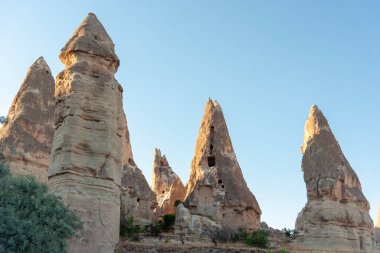 Mavi gökyüzüne karşı peri bacaları, Goreme, Kapadokya