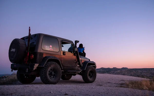 Capadocia Turquía 2019 Personas Sentadas Jeep Disfrutando Una Hermosa Puesta — Foto de Stock