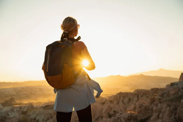 Felice Ragazza Turistica Sulla Cima Della Montagna Godendo Una Splendida — Foto Stock