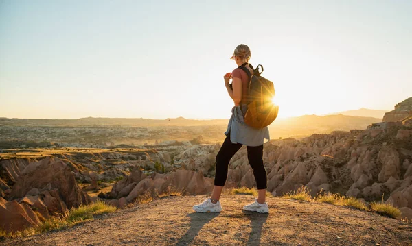 Giovane Viaggiatore Donna Con Zaino Guardando Bella Vista Con Tramonto — Foto Stock