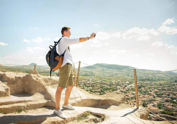 Turista Scattare Foto Con Action Camera Bellissimo Panorama Paesaggio Della — Foto Stock