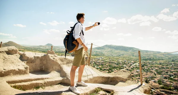 Turistico Scattare Foto Con Action Camera Bella Vista Panoramica Paesaggio — Foto Stock