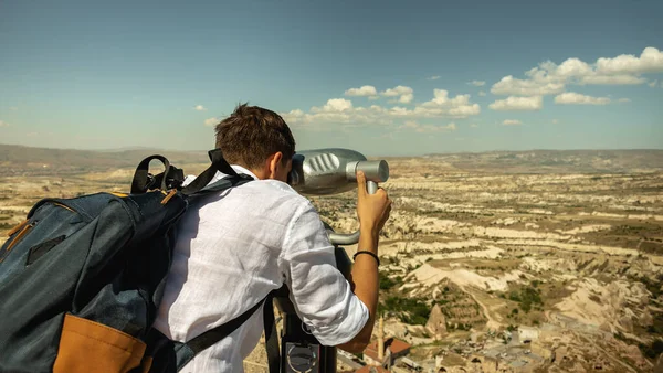 Man Kijkt Door Horizontaal Buitenkijker Uitkijk Turkije — Stockfoto