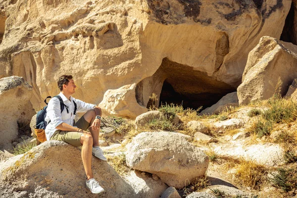 Toeristische Ontdekkingsreiziger Zittend Rots Kijkend Naar Rock Site Cappadocië — Stockfoto
