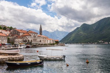 Deniz ve dağlarla Karadağ manzarası