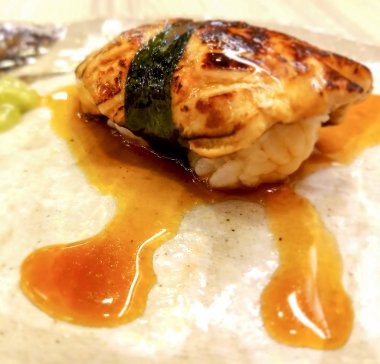 Kaz ciğeri suşi yosun ve özel sos sarılı. Wasabi ile hizmet etmiş. Bu gıda diğer türleri aksine, benzersiz bir tadı vardır.