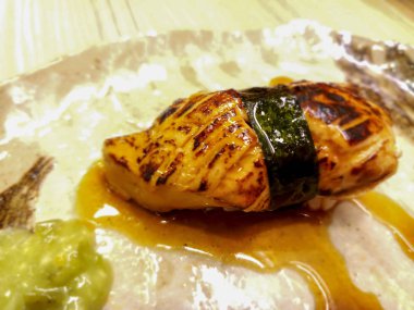 Kaz ciğeri suşi yosun ve özel sos sarılı. Wasabi ile hizmet etmiş. Bu gıda diğer türleri aksine, benzersiz bir tadı vardır.