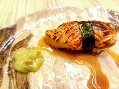 Kaz ciğeri suşi yosun ve özel sos sarılı. Wasabi ile hizmet etmiş. Bu gıda diğer türleri aksine, benzersiz bir tadı vardır.