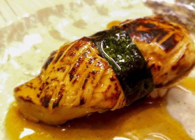 Kaz ciğeri suşi yosun ve özel sos sarılı. Wasabi ile hizmet etmiş. Bu gıda diğer türleri aksine, benzersiz bir tadı vardır.