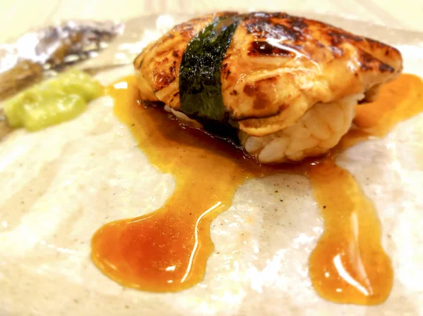 Kaz ciğeri suşi yosun ve özel sos sarılı. Wasabi ile hizmet etmiş. Bu gıda diğer türleri aksine, benzersiz bir tadı vardır.