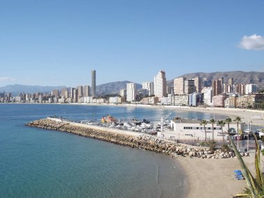 Poniente plaj, liman, gökdelenler ve dağlar ile Benidorm İspanya şehrinin Panoraması