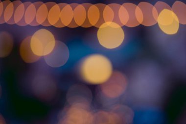 gece ışık bokeh ışıkların Noel ve yeni yıl süslemeleri ve kutlama bir semboldür.