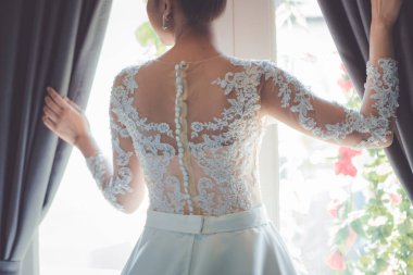 Güzel gelinlik gelin için sevgi ve mutluluğu sembolize.