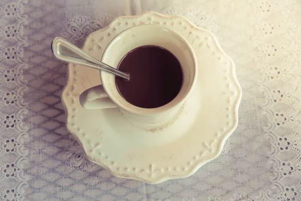 Λευκό Φλιτζάνι Ζεστό Καφέ Και Σπάσει Χρόνο Πρωί Ένα Τραπέζι — Φωτογραφία Αρχείου